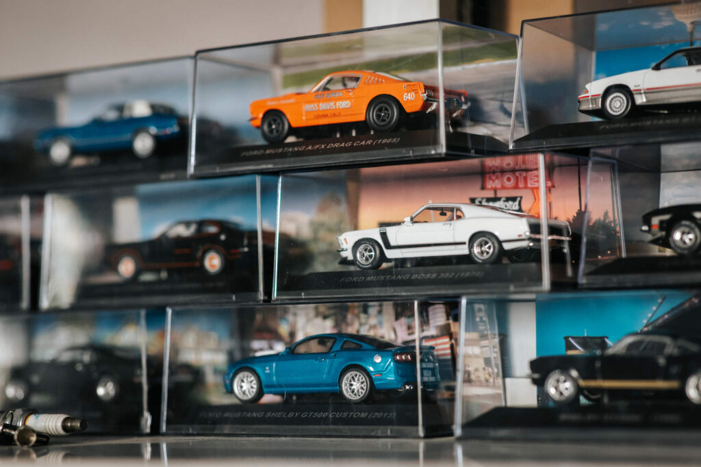 Photo de figurines du garagiste engagé Denis Motor's